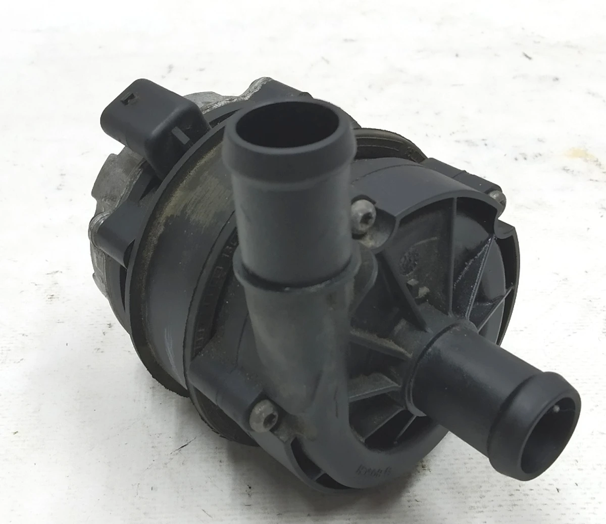Coolant pump 04L965567 Volkswagen E-GOLF