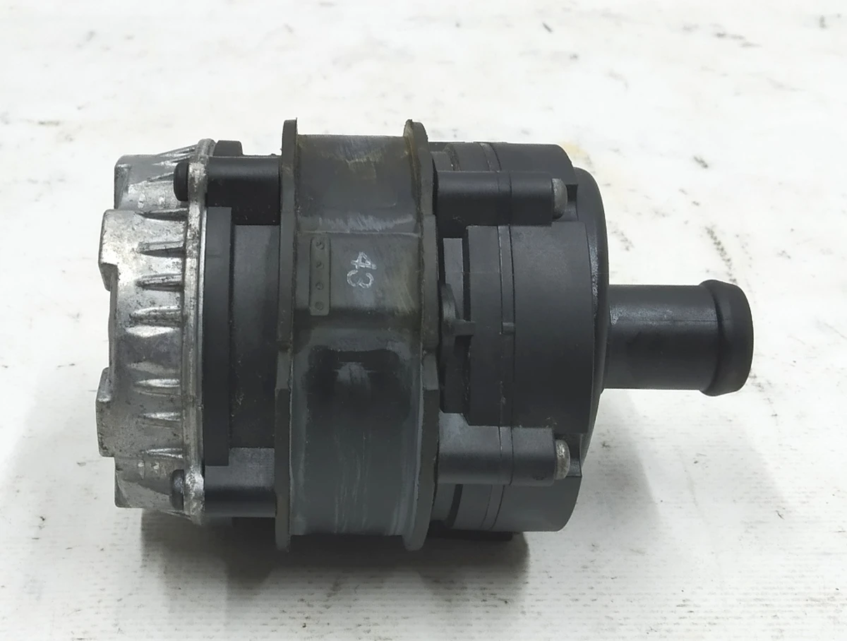 Coolant pump 04L965567 Volkswagen E-GOLF