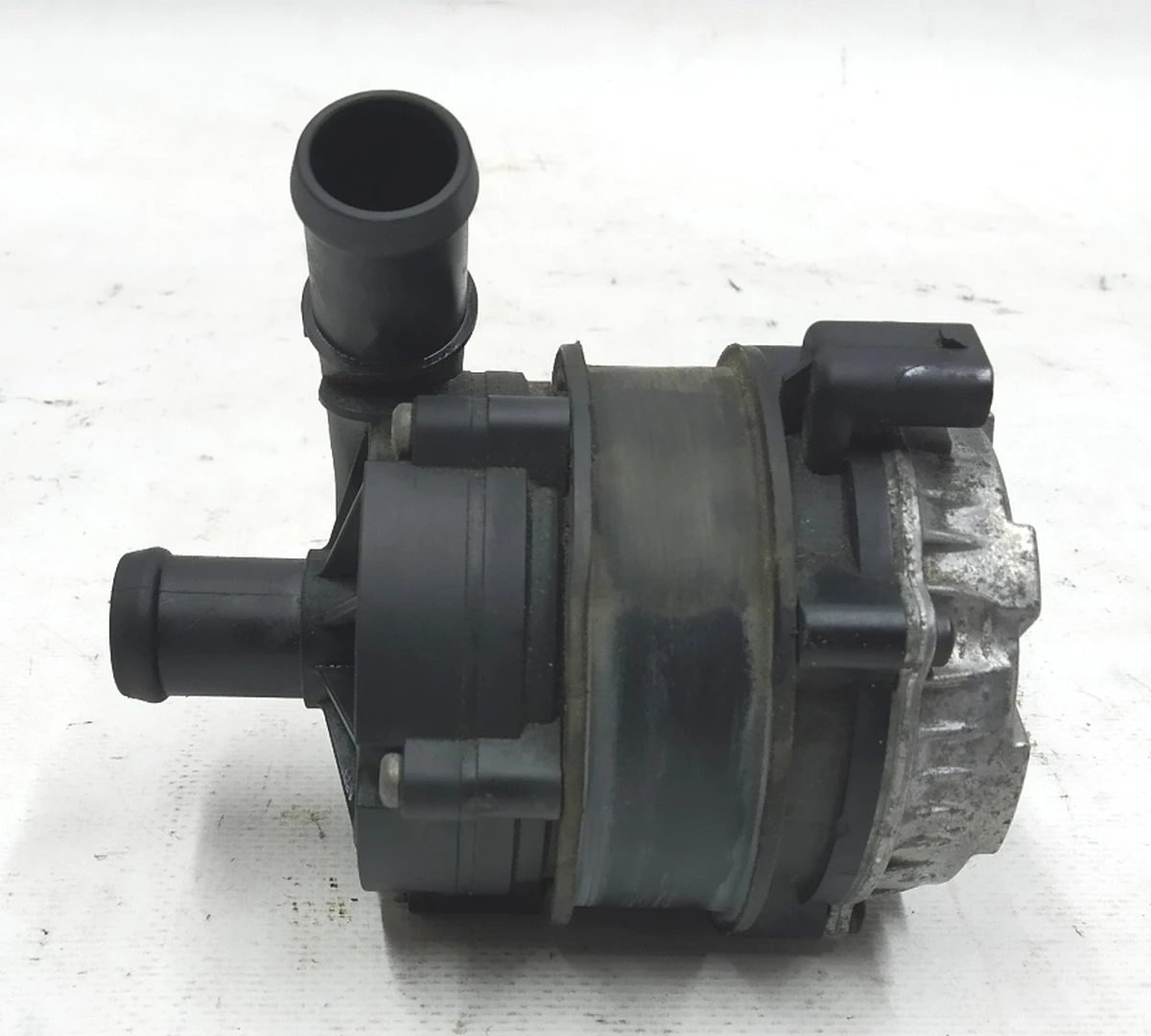 Coolant pump 04L965567 Volkswagen E-GOLF
