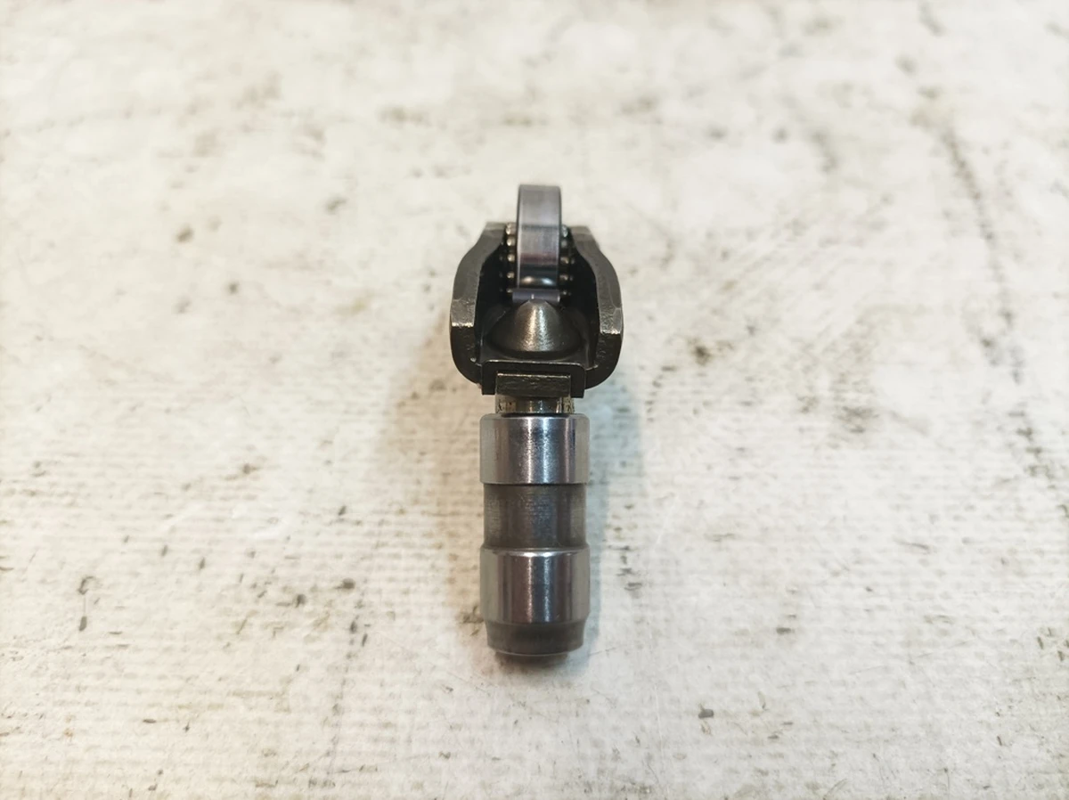 Важіль клапана випускний з роликом та гідропомпенсатором у зборі Audi Q7 06E109409J