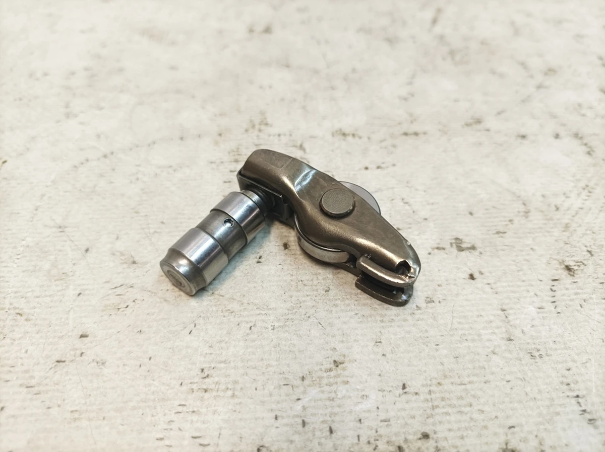 Важіль клапана випускний з роликом та гідропомпенсатором у зборі Audi Q7 06E109409J