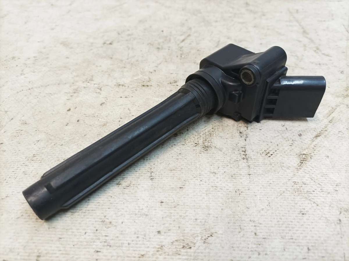 Ignition coil with wire end for spark plug Audi Q7 06L905110E