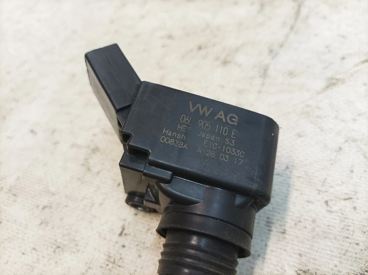 Ignition coil with wire end for spark plug Audi Q7 06L905110E