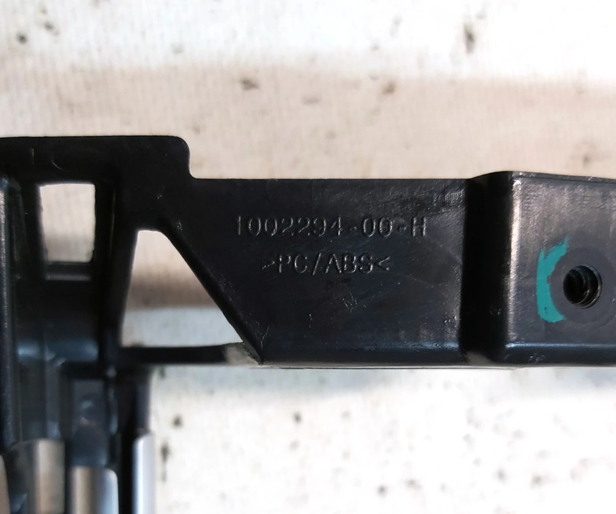 35 Рамка декоративна MCU (основного монітора) в зборі з кнопками Tesla Model S, Model S REST, Model X 1002294-S0-H