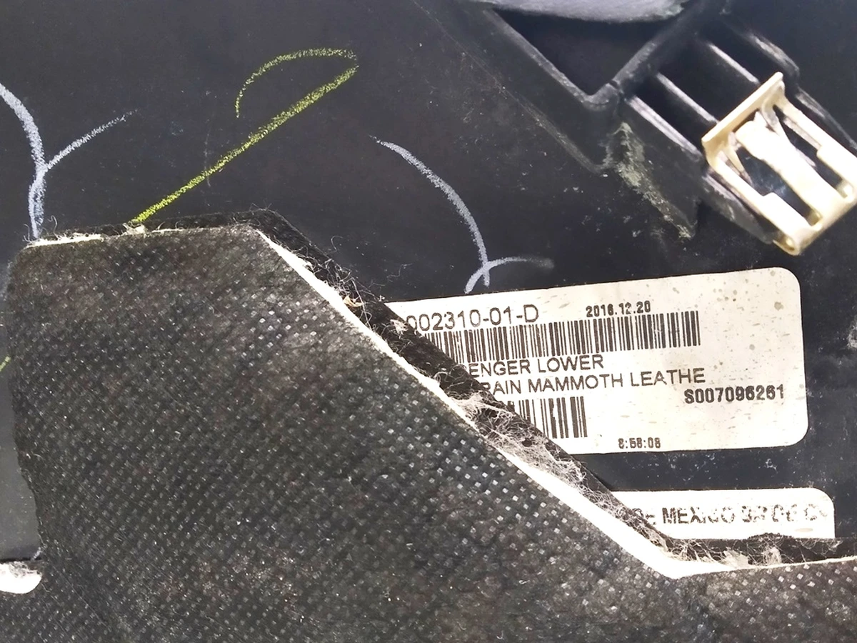 27 Накладка центральної панелі нижня права NAPPA GRAIN MAMMOTH LEATHE (LTHR BLK) з пошкодженням Tesla Model S, Model S REST, Model X 1002310-01-E