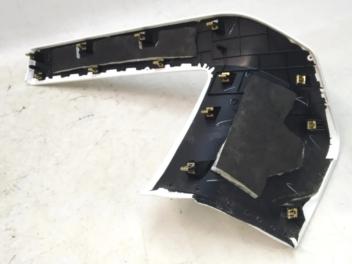 22 Накладка центральної панелі нижня права PREM PUR ULTRA WHITE Tesla Model X 1002310-17-E