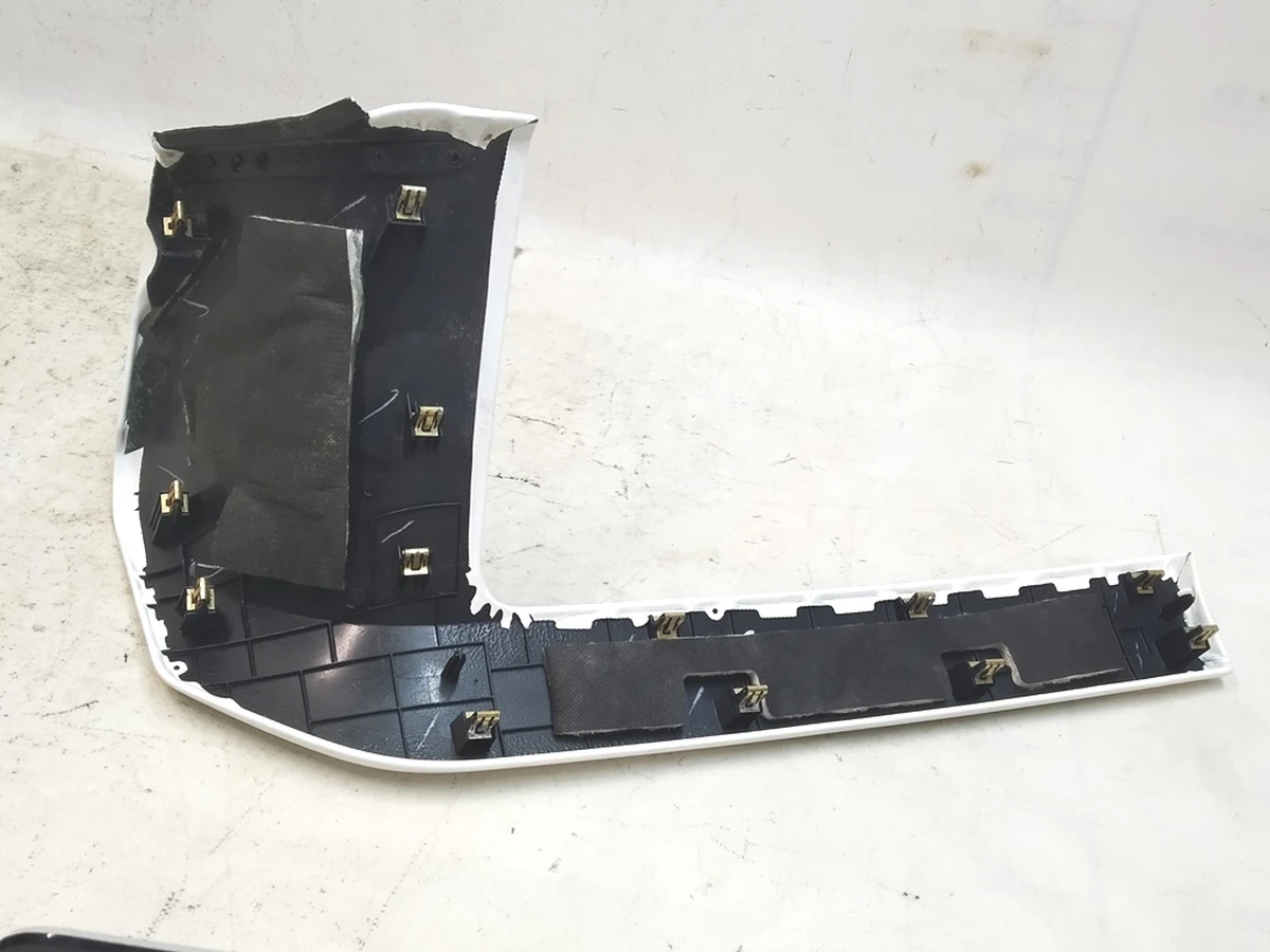 22 Накладка центральної панелі нижня права PREM PUR ULTRA WHITE Tesla Model X 1002310-17-E