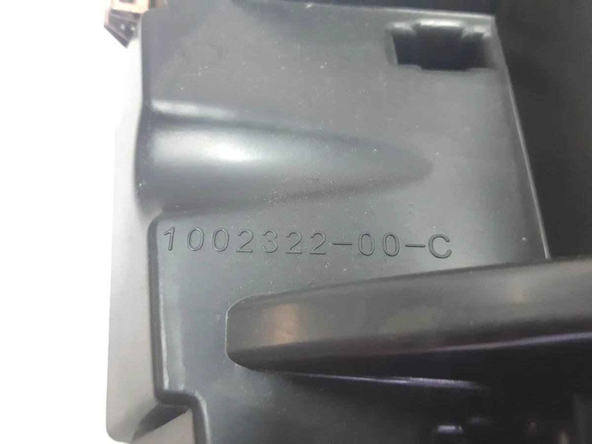 34 Кронштейн опорний основного монітора Tesla model S, model S REST 1002273-00-C