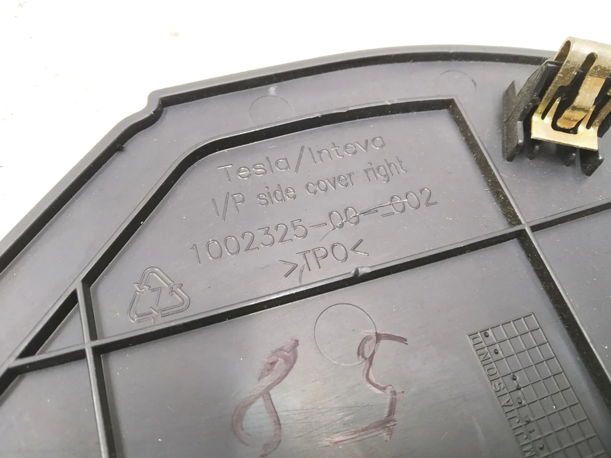 15 Накладка торпеды боковая правая Tesla model S, model S REST 1028360-00-A