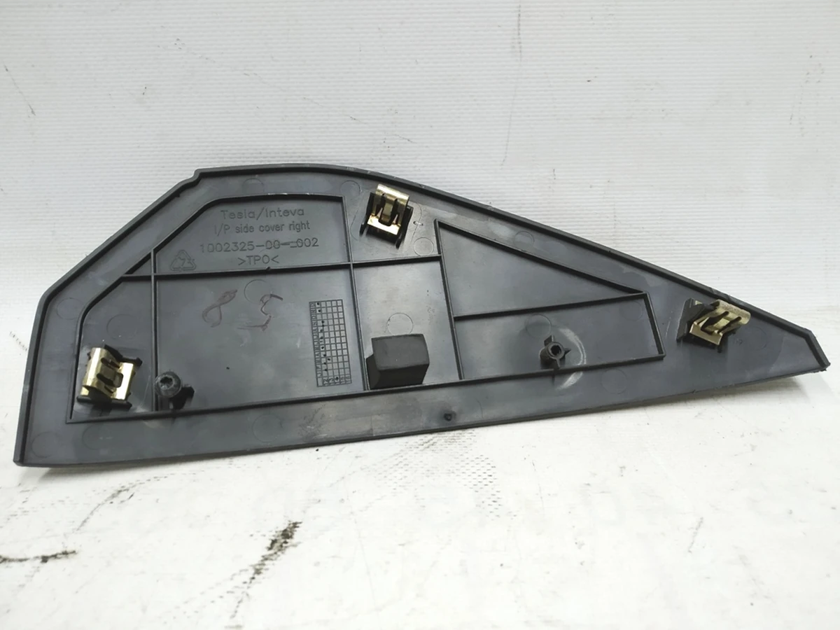 15 Накладка торпеды боковая правая Tesla model S, model S REST 1028360-00-A