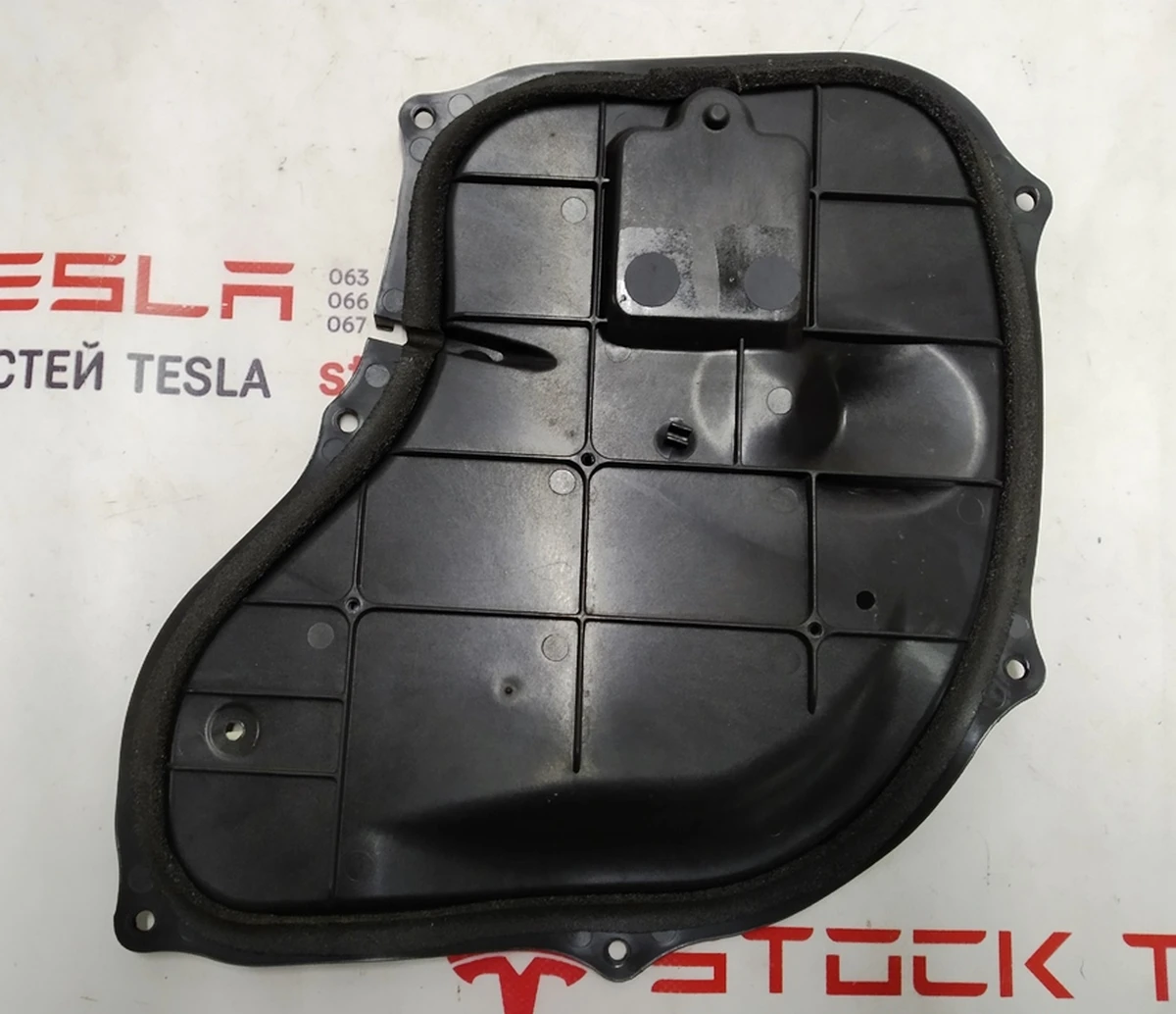 1 Накладка внутрішні двері передньої лівої (пластик) Tesla model S, model S REST 1037847-00-D