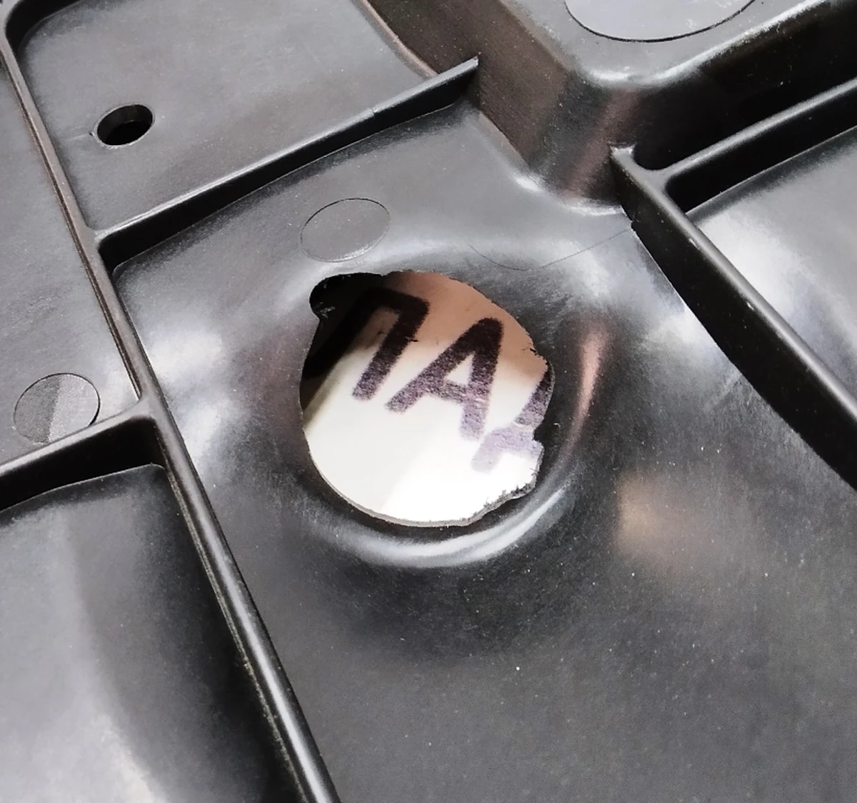 1 Накладка внутрішні двері передньої лівої (пластик) (з пошкодженням) Tesla model S, model S REST 1037847-00-D