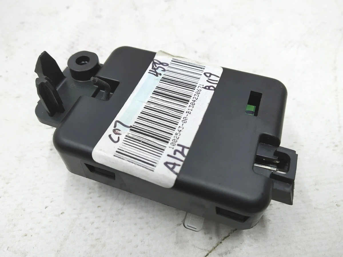 5 Фонарь подсветки салона передний левый Tesla model S, model S REST 1002543-00-C