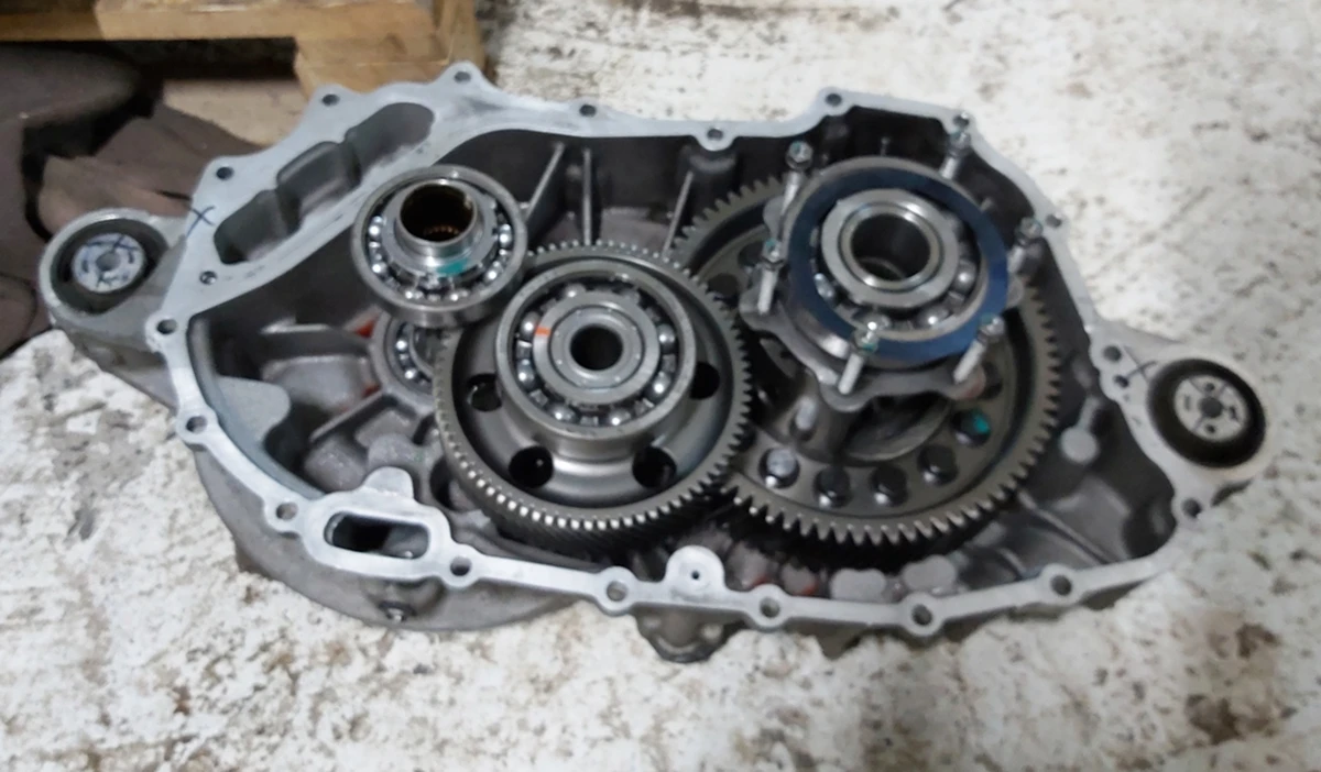 Редуктор великого двигуна із пошкодженими сайлентблоками Tesla model S 1002592-01-A