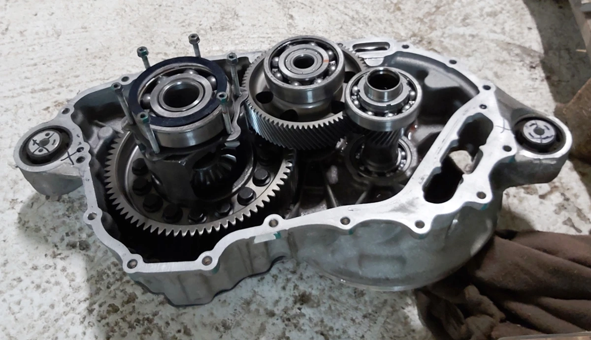 Редуктор великого двигуна із пошкодженими сайлентблоками Tesla model S 1002592-01-A