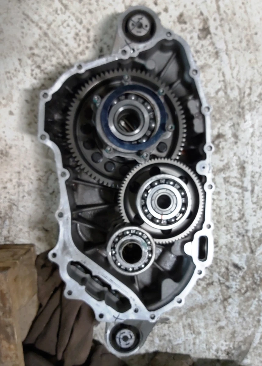 Редуктор великого двигуна із пошкодженими сайлентблоками Tesla model S 1002592-01-A