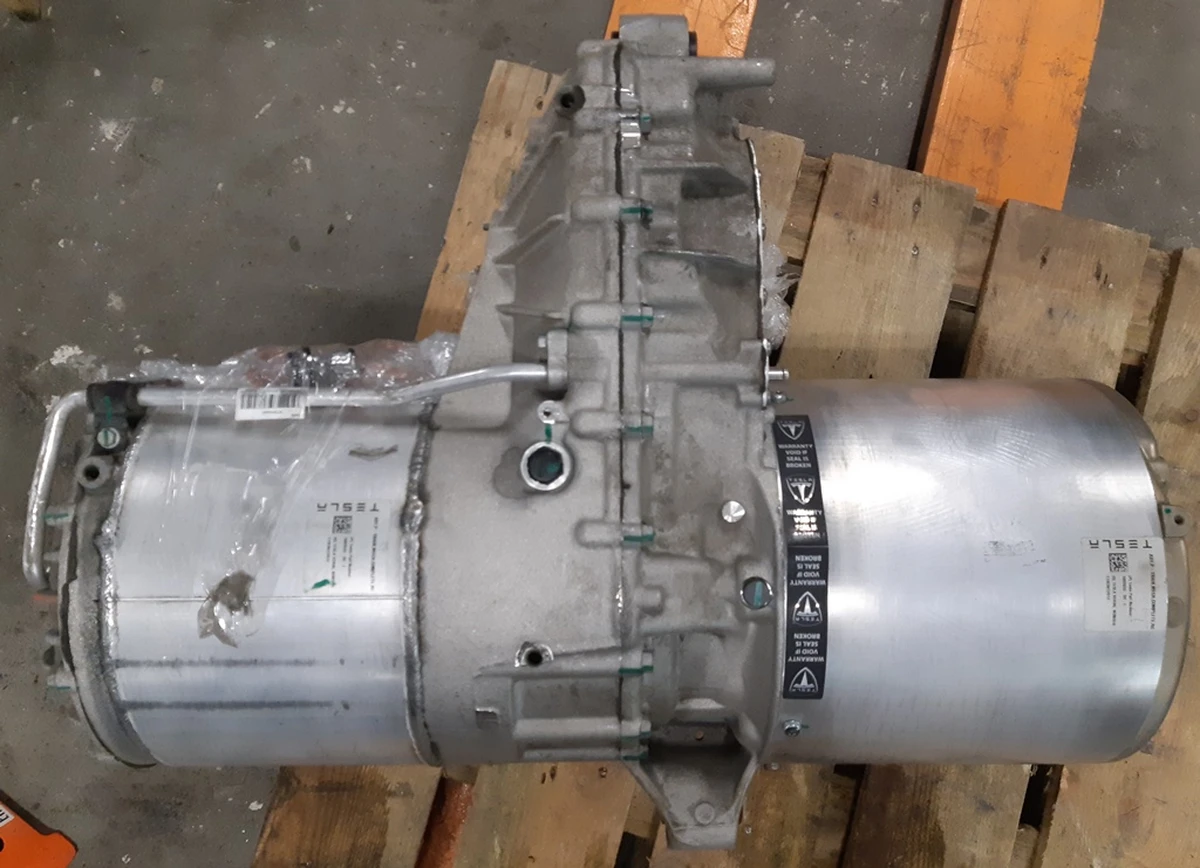 1 Мотор задній великий комплект Tesla model S 1002633-00-E