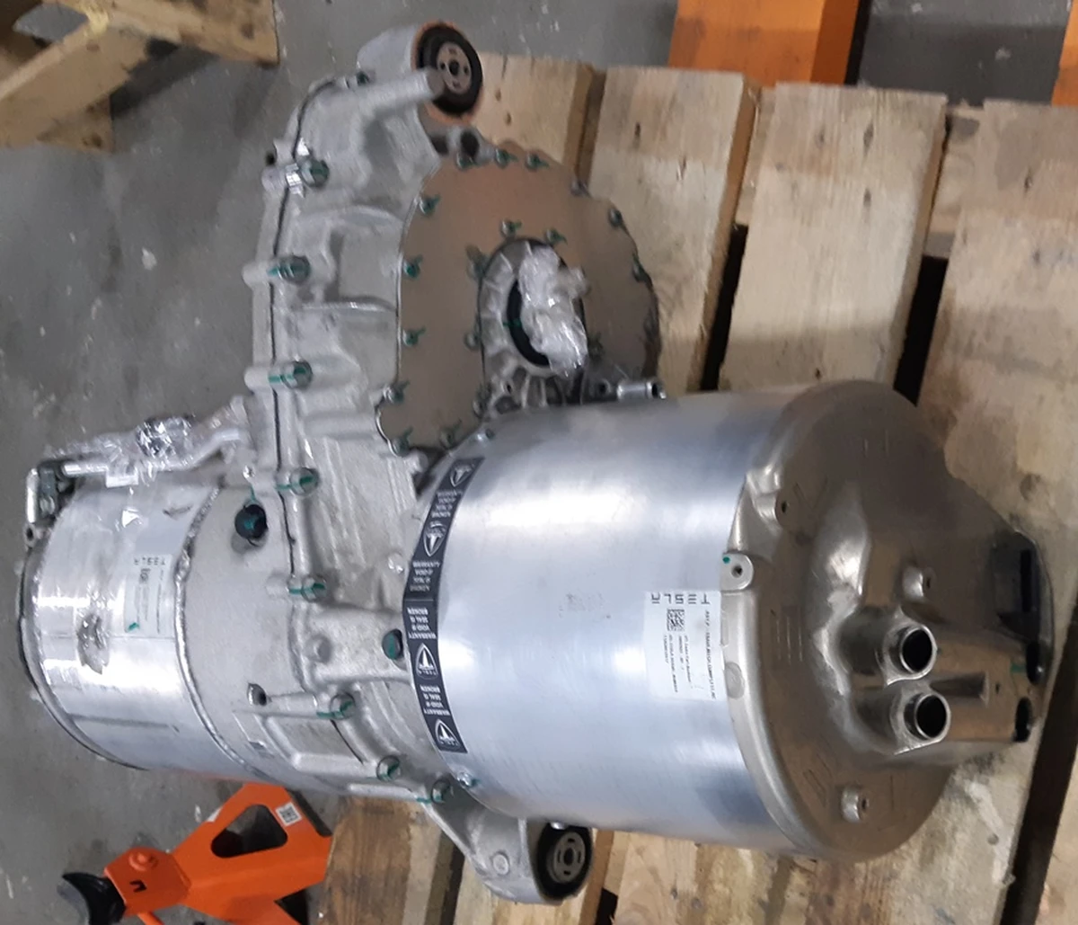 1 Мотор задній великий комплект Tesla model S 1002633-00-E