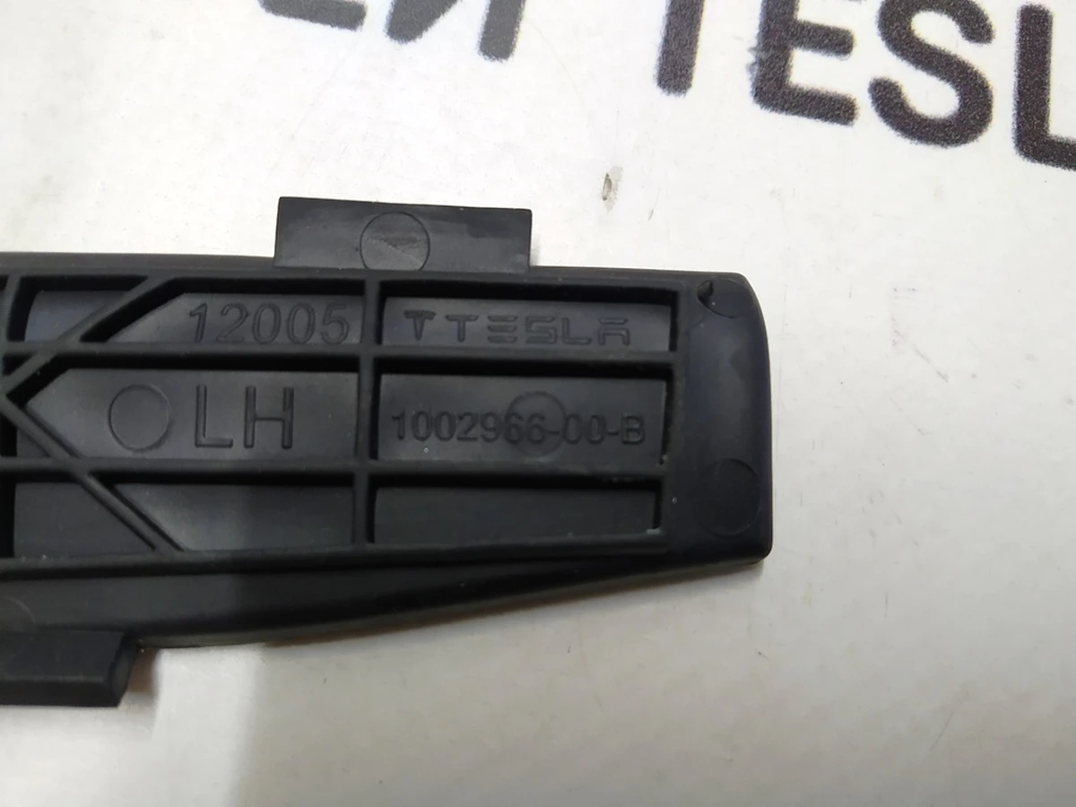 23 DOOR TRIM PULL CUP INSERT - LEFT Tesla model S, model S REST 1002966-00-B