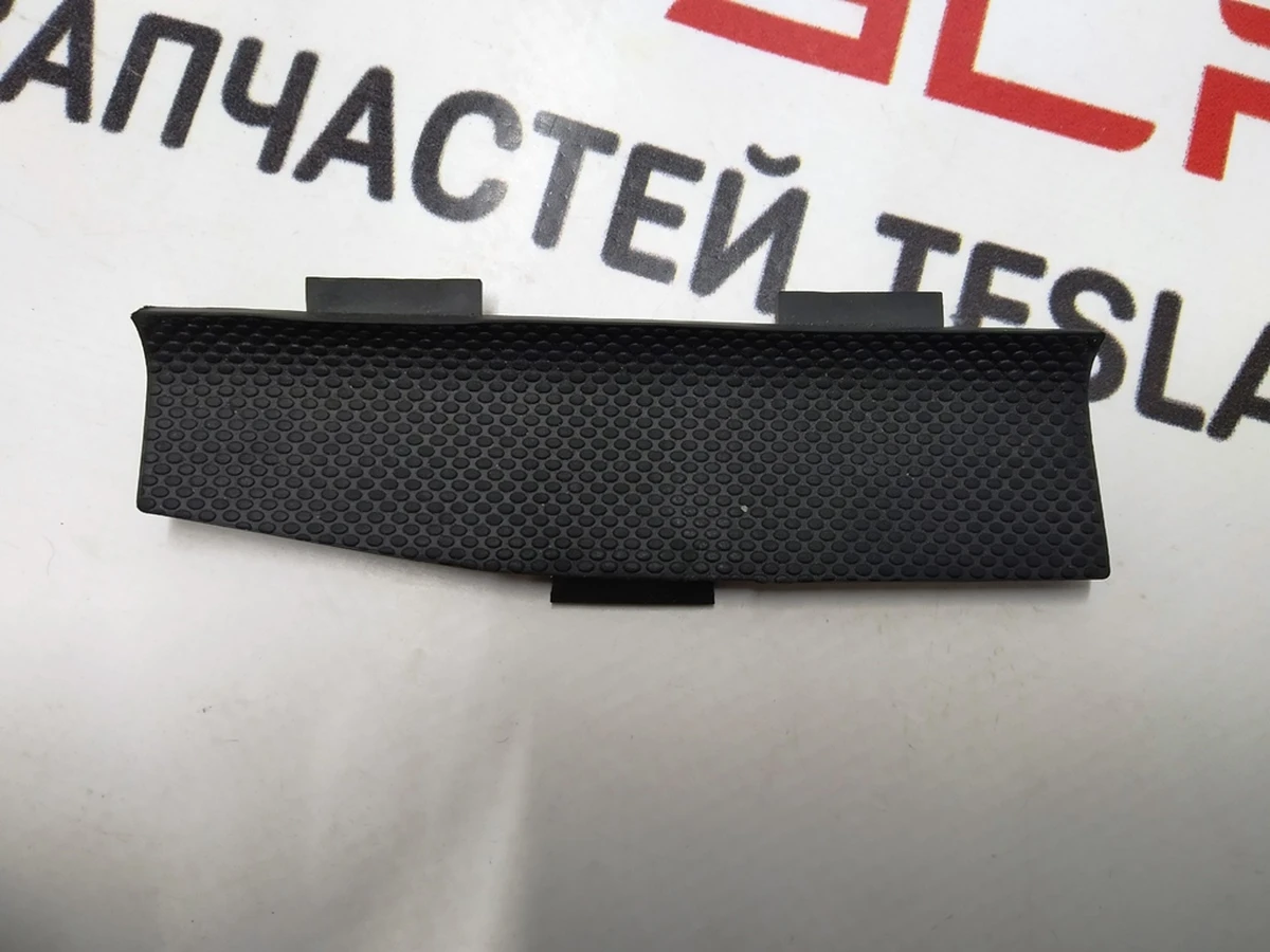 23 DOOR TRIM PULL CUP INSERT - LEFT Tesla model S, model S REST 1002966-00-B