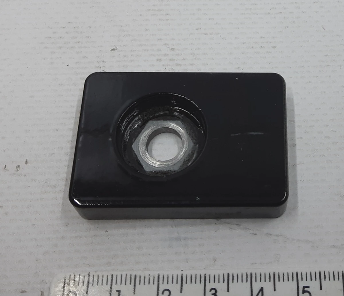 16 Усилитель петли крепления крышки багажника (ляды) левой малый Tesla model X 1003165-00-A