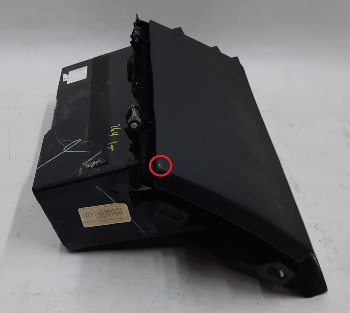 24 Бардачок (перчаточный ящик) PVC BLK с повреждением Tesla model S REST 1003327-14-N