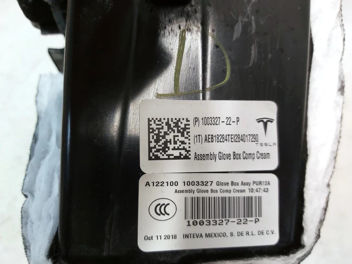 31 Бардачок (перчаточный ящик) 13A PUR CREAM с повреждением Tesla model S REST, model X 1003327-22-P