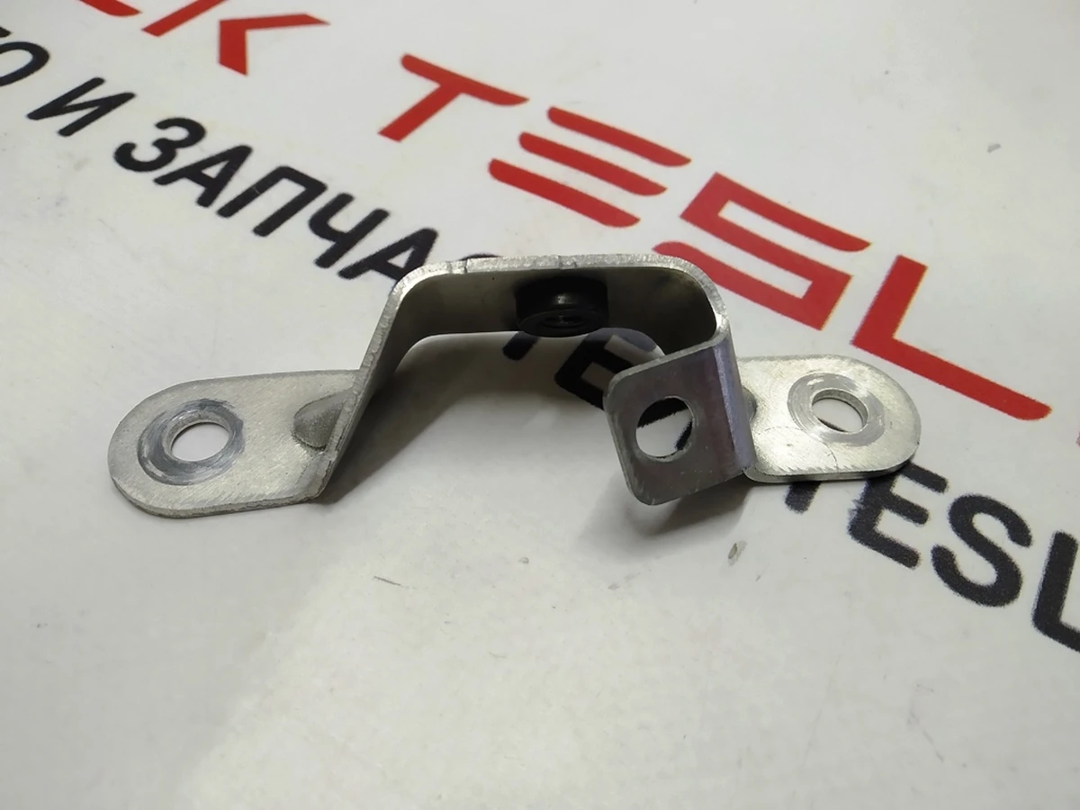 15 Кронштейн троса відкриття дверей передньої лівої Tesla model S, model S REST 1003540-00-A