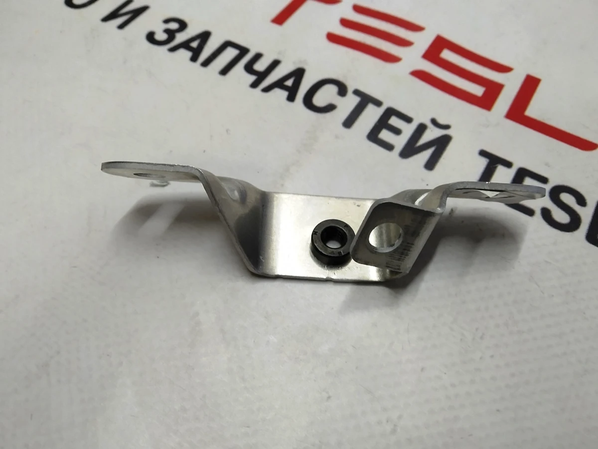 16 DOOR PULL CUP BRACKET ASSEMBLY - FRONT RIGHT Tesla model S, model S REST 1003541-00-A