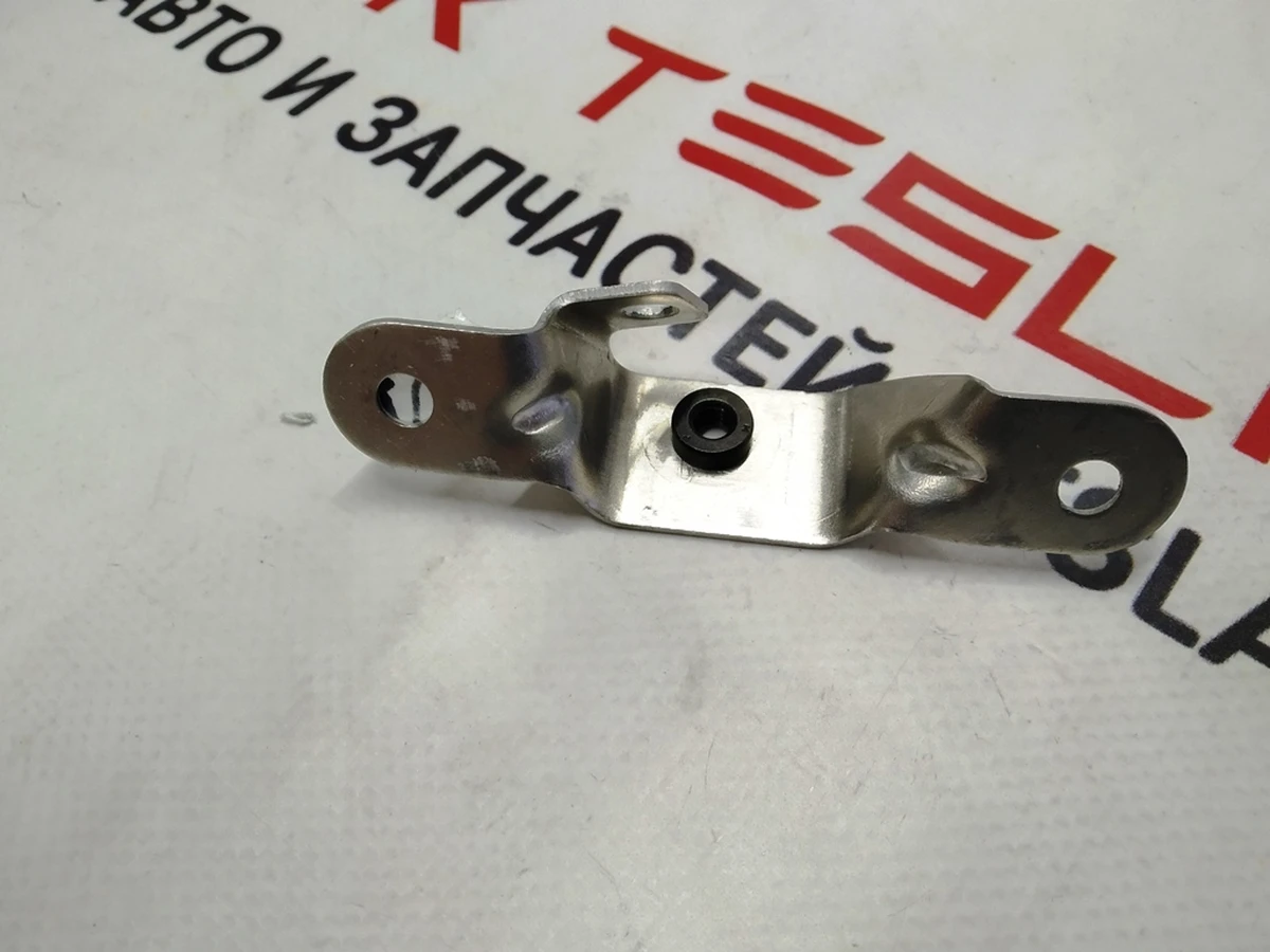 16 DOOR PULL CUP BRACKET ASSEMBLY - FRONT RIGHT Tesla model S, model S REST 1003541-00-A