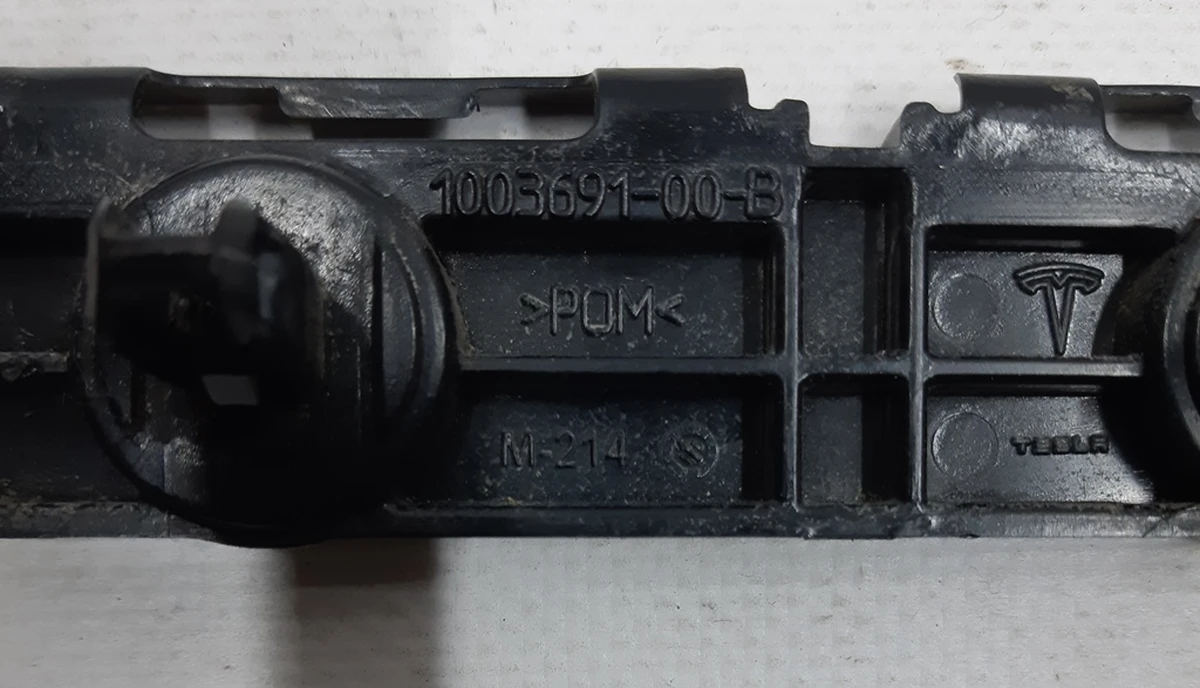 Напрямна накладки порога ліва / права задня з пошкодженням Tesla model S, model S REST 1003691-00-B