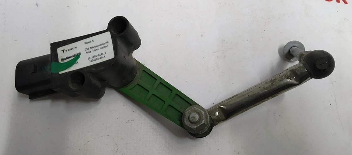 7 Датчик уровня задней пневмоподвески левый правый Tesla model S 1004173-00-A