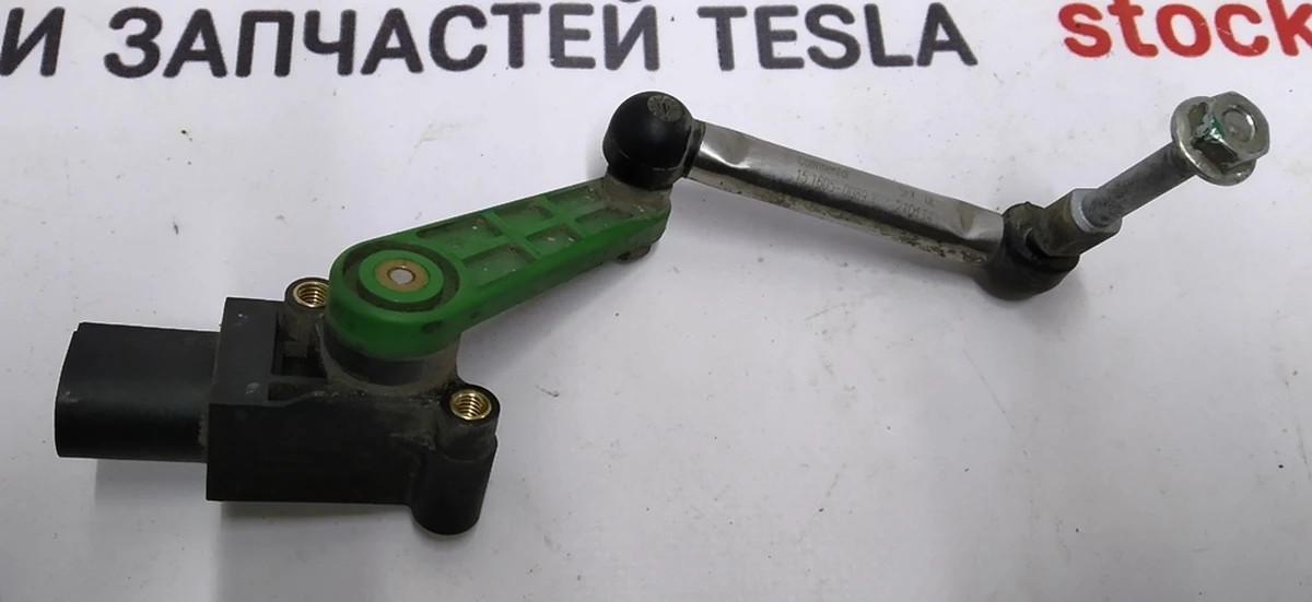 7 Датчик уровня задней пневмоподвески левый правый Tesla model S 1004173-00-A