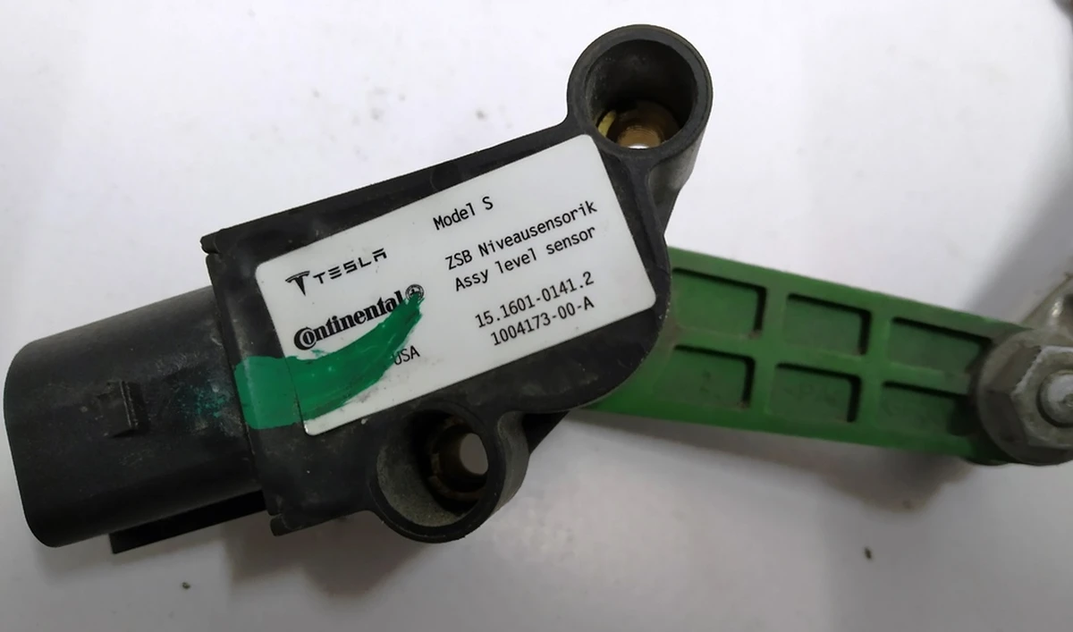 7 Датчик уровня задней пневмоподвески левый правый Tesla model S 1004173-00-A
