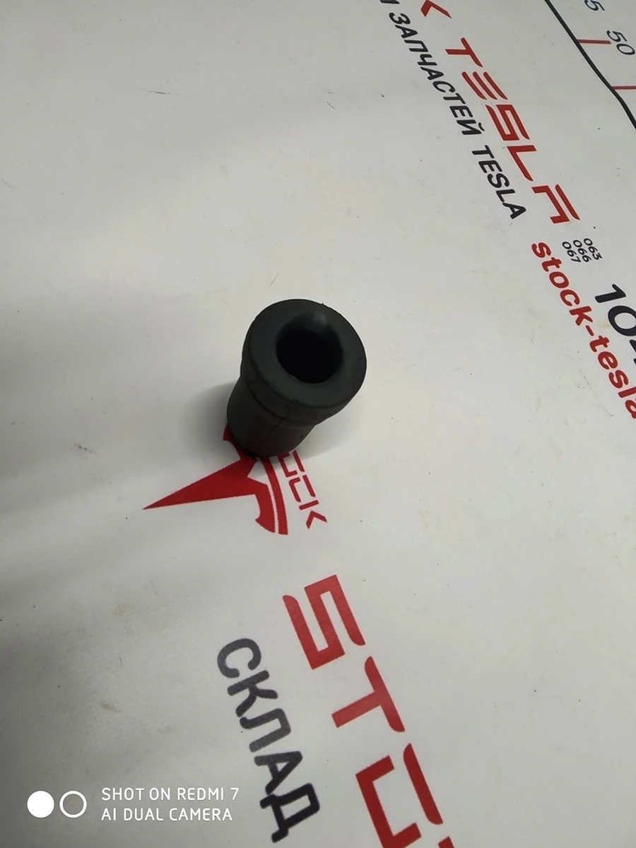 6 MDL S,HVAC DRAIN HOSE,OUTER GROMMET / MDL S Tesla model S 1031031-00-A