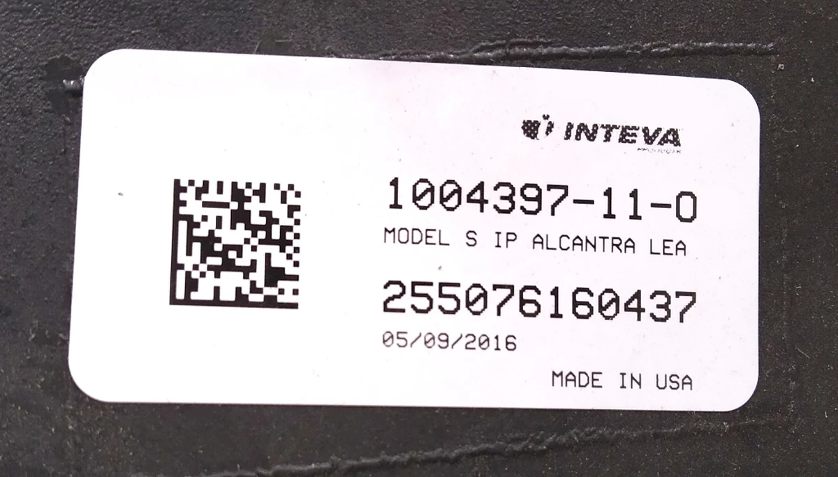 8 Панель торпеды (черная искуственная кожа) PUR/ALC BLK с повреждением Tesla model S, model S REST 1060695-11-D