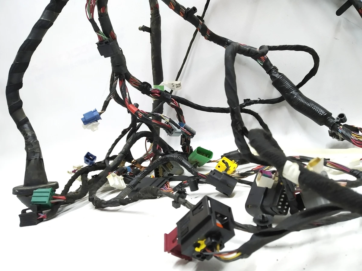 1 Электропроводка правого порога RWD в разбор Tesla model S REST 1004417-01-T