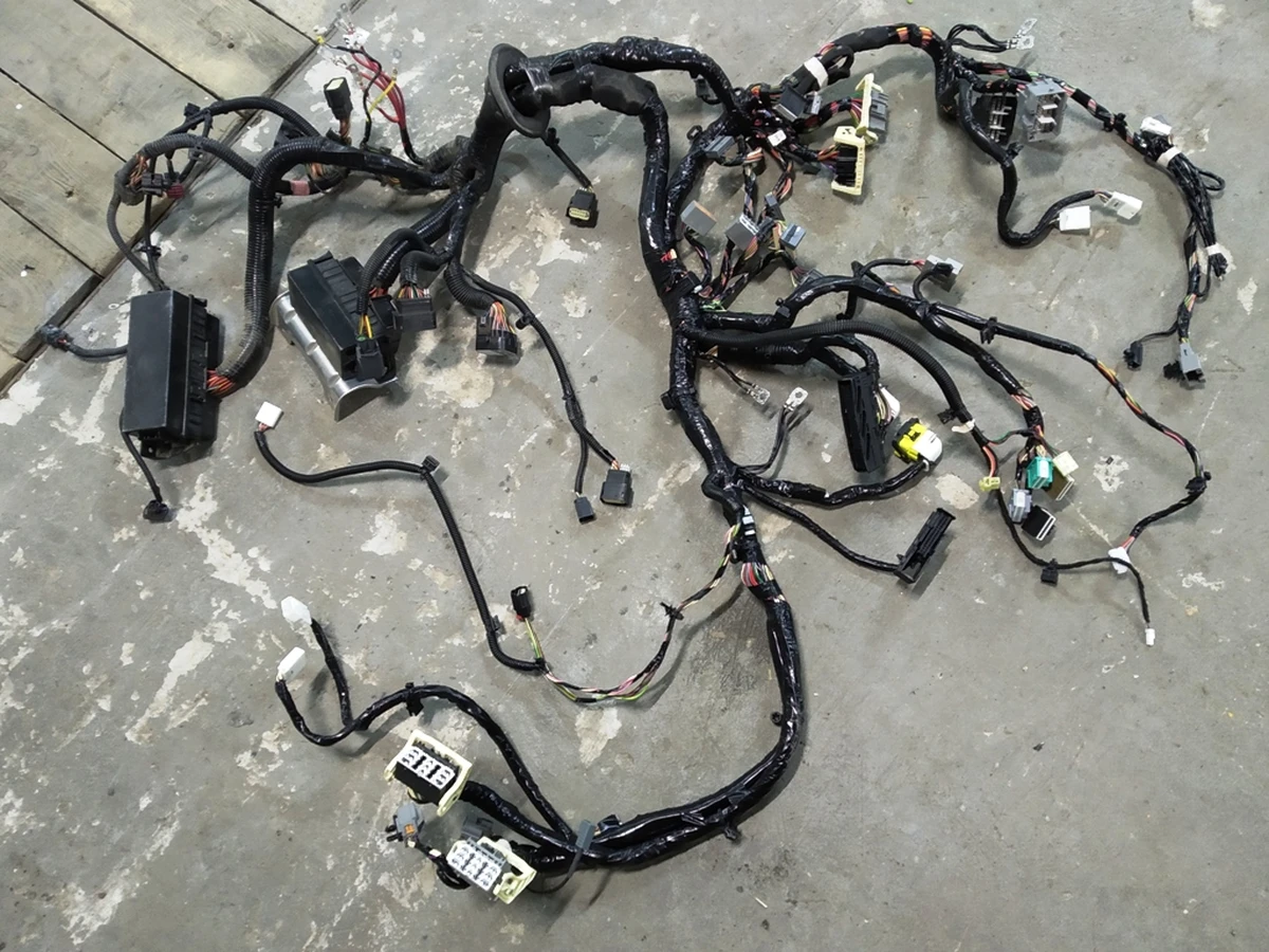 Электропроводка приборной панели кузова (нижняя) (на контактах следы окисления) RWD без реле 30-40A Tesla model S 1004423-95-M