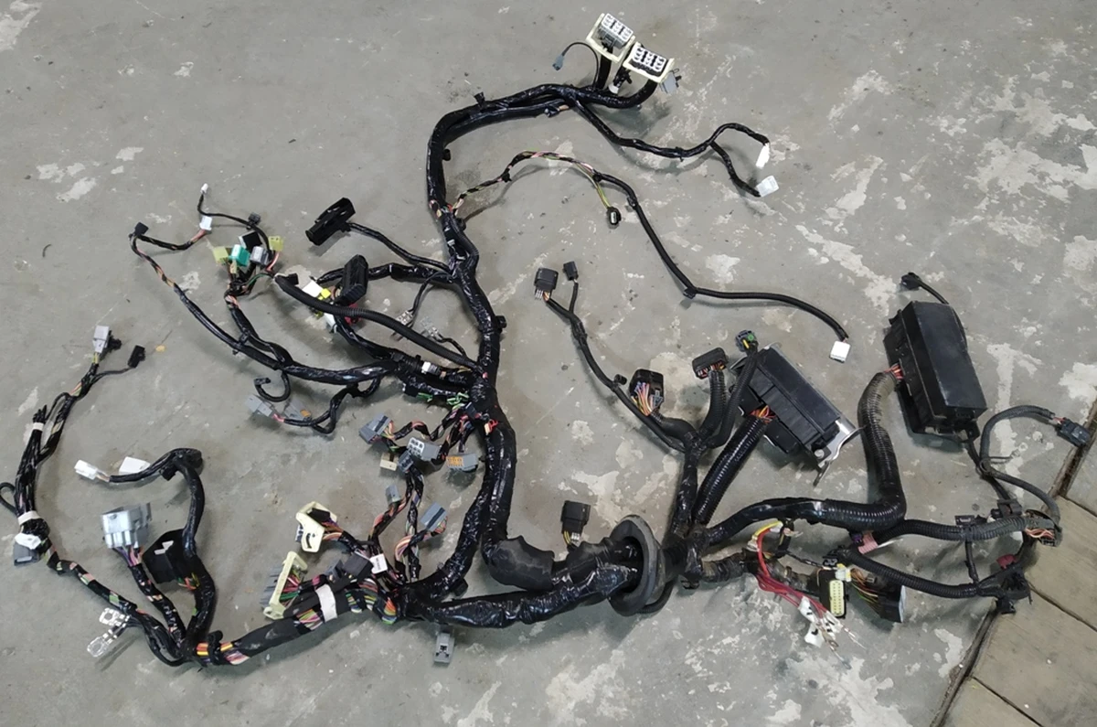 Электропроводка приборной панели кузова (нижняя) (на контактах следы окисления) RWD без реле 30-40A Tesla model S 1004423-95-M