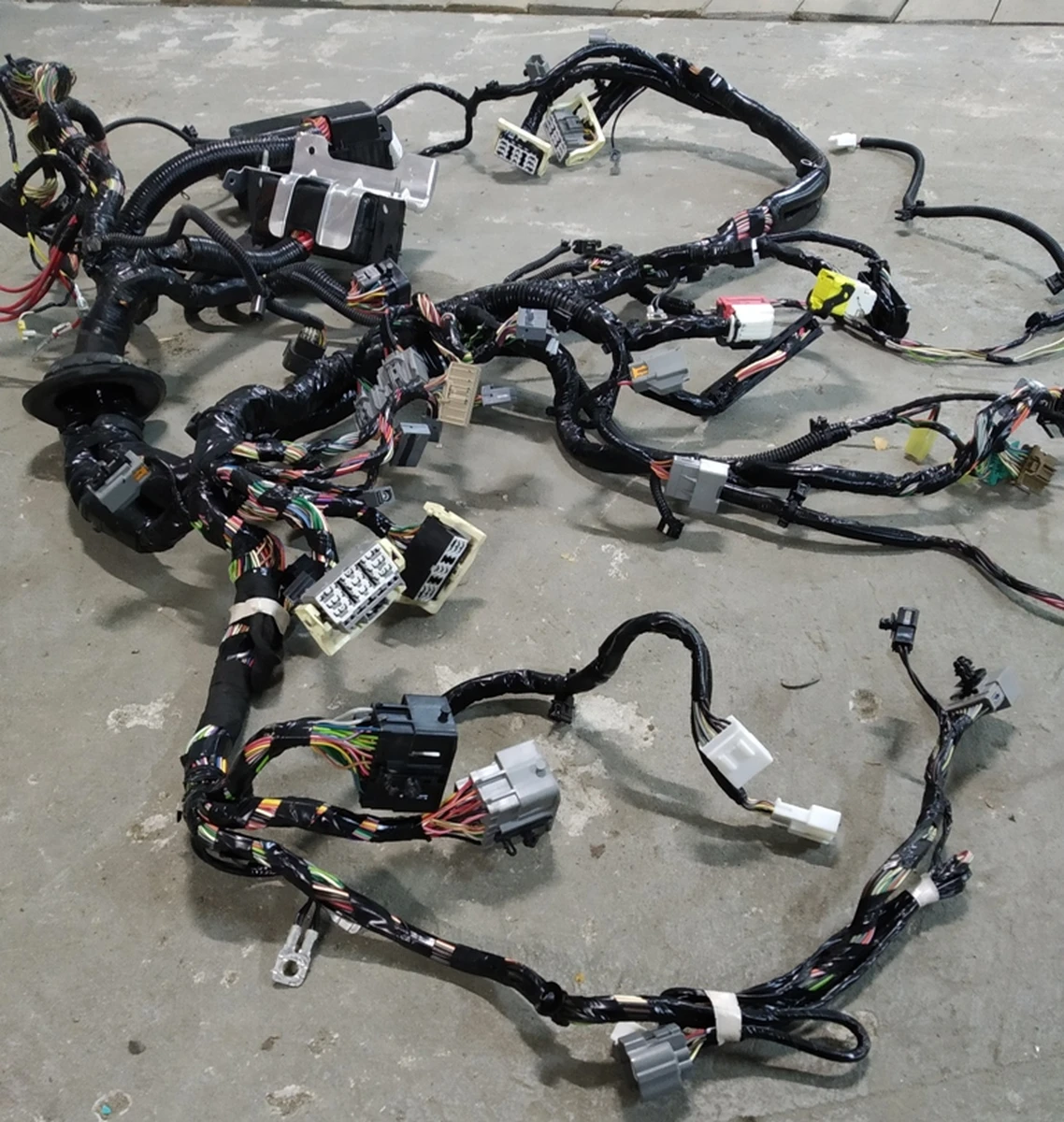 Электропроводка приборной панели кузова (нижняя) (на контактах следы окисления) RWD без реле 30-40A Tesla model S 1004423-95-M