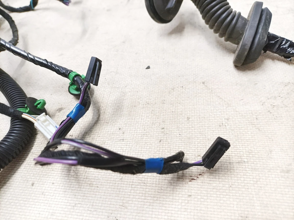 3 Электропроводка двери задней левой с повреждением Tesla model S 1004425-00-M