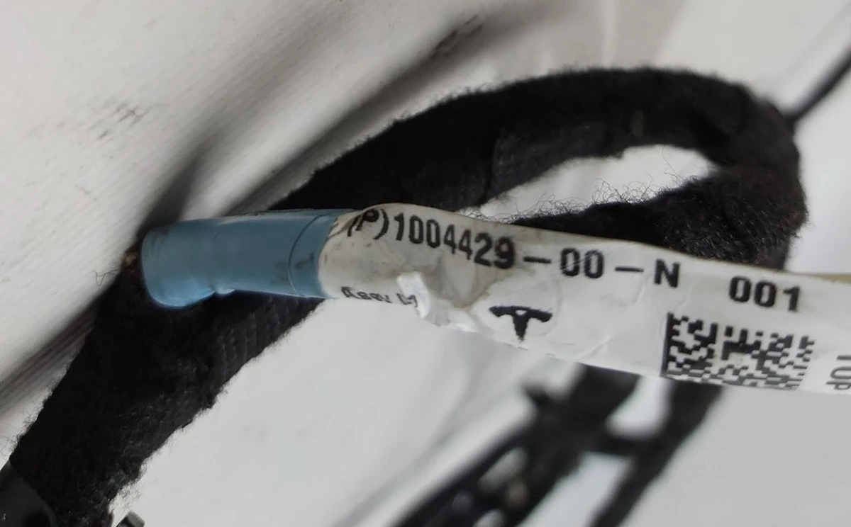 5 Електропроводка кришки багажника ліва сторона Tesla model S 1004429-00-L