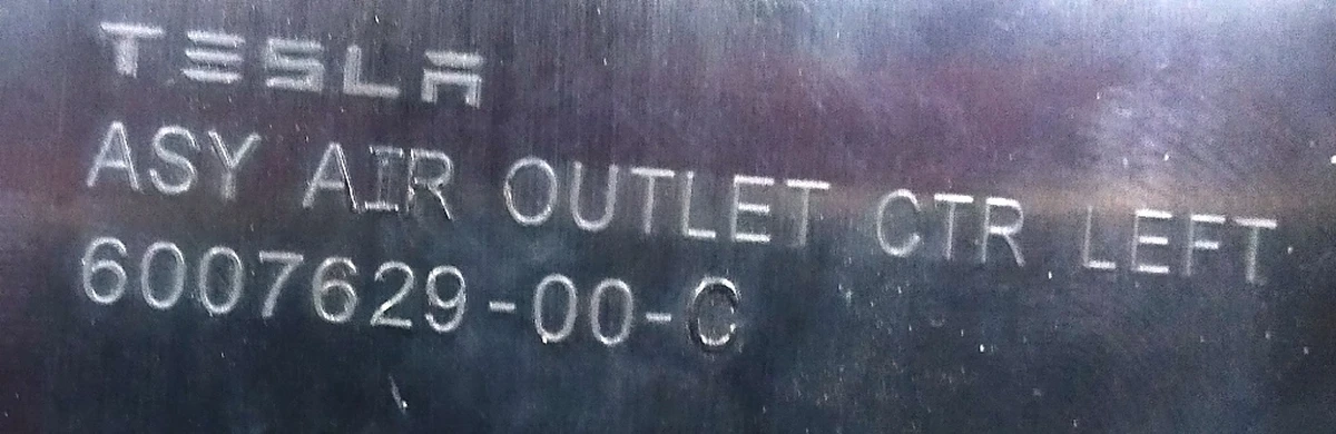 23 Декор. накладка центр. панели вод. правая PIANO BLACK MATA в сборе (с повреж.) Tesla model S, model S REST 1045969-03-B