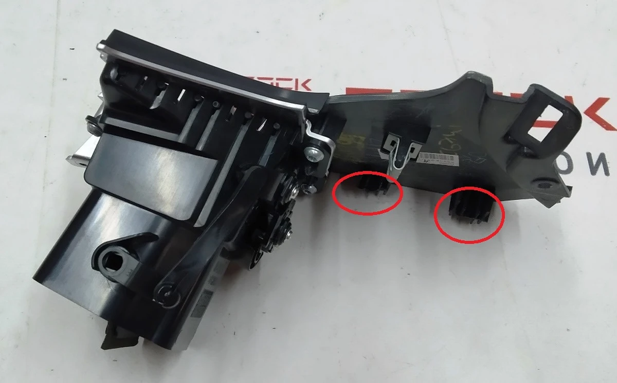 23 Декор. накладка центр. панели вод. правая PIANO BLACK MATA в сборе (с повреж.) Tesla model S, model S REST 1045969-03-B