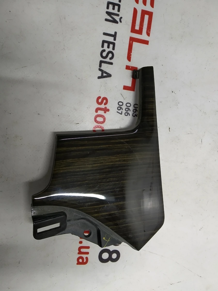 23 Decorative molding of the central panel driver's right OBECHE GLOSS HZ MATA Tesla model S, model S REST 1004518-08-G