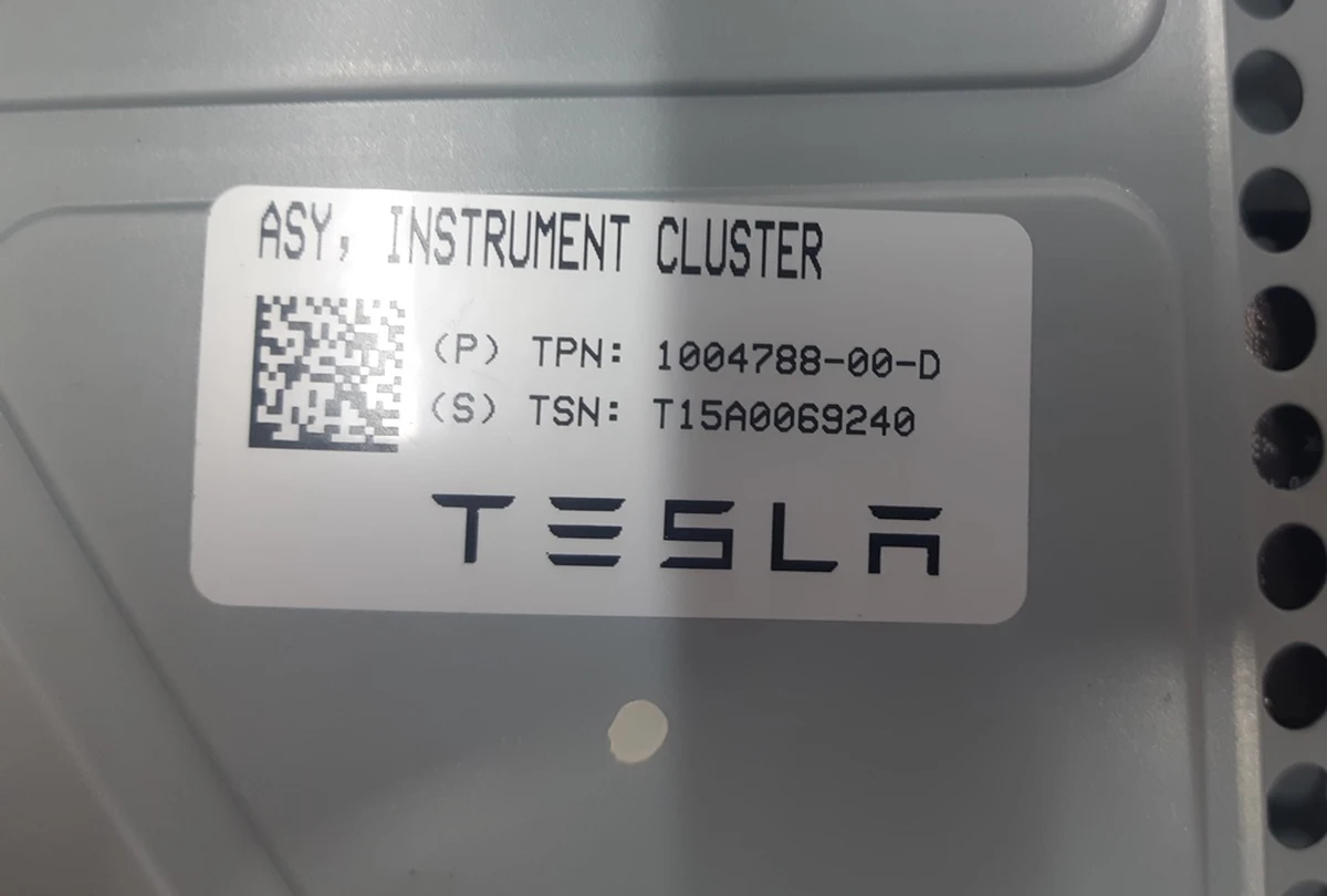 1 Щиток приборов вспомогательный монитор Tesla model X S REST 1004788-00-H