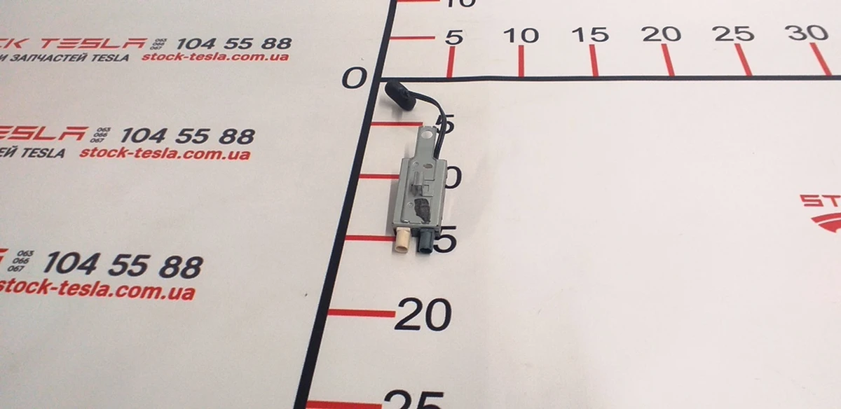 1 Підсилювач антена FM2 - NA EU APAC (ліва) Tesla model S, model S REST 1004793-00-F