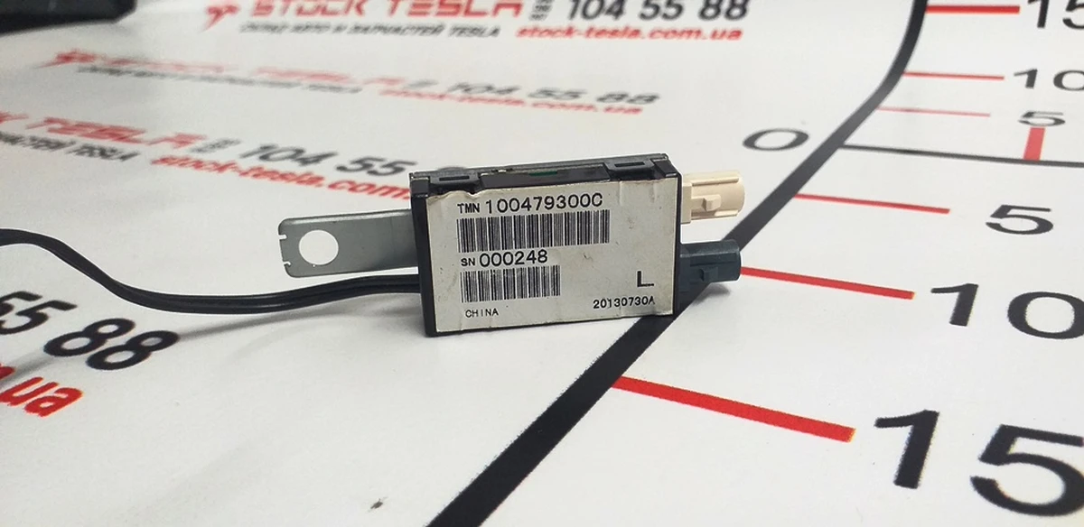 1 Підсилювач антена FM2 - NA EU APAC (ліва) Tesla model S, model S REST 1004793-00-F