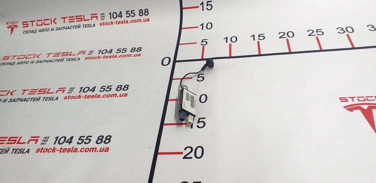 1 Підсилювач антена FM2 - NA EU APAC (ліва) Tesla model S, model S REST 1004793-00-F