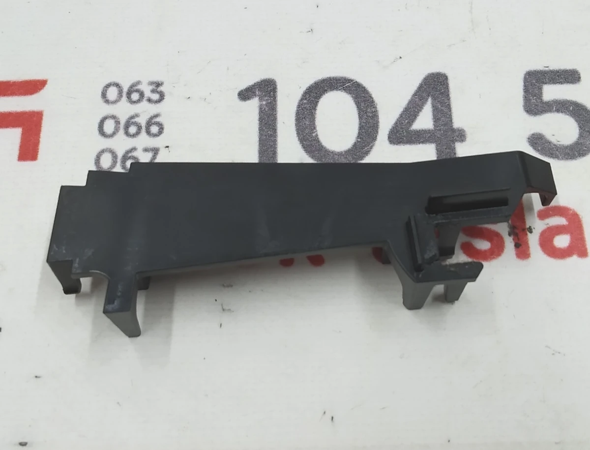 Накладка пластикова кронштейна кріплення ременя безпеки 2-го ряду сидінь лівого Tesla model S 1022114-00-B